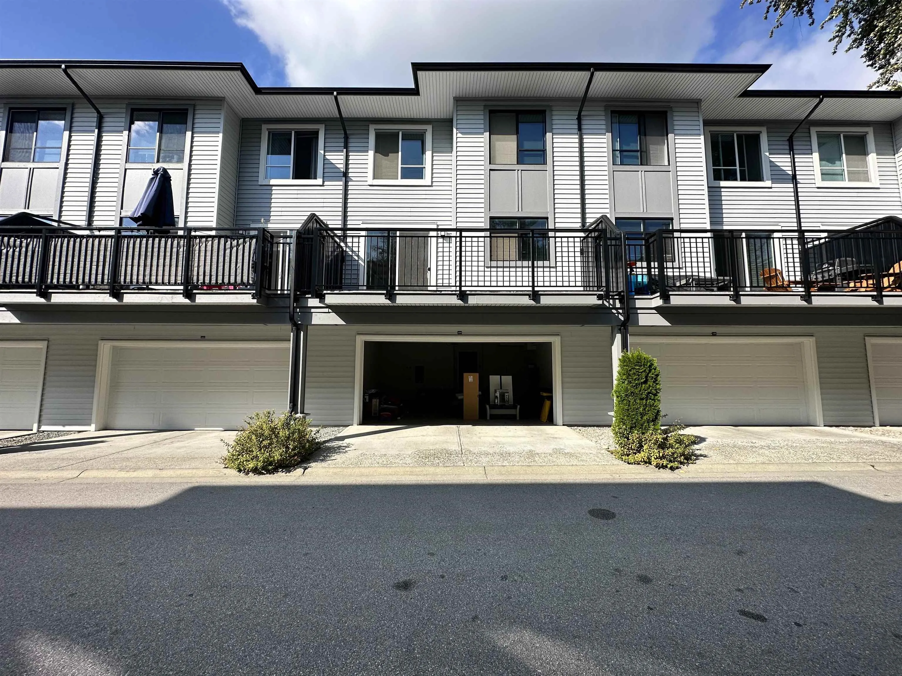 1604 18505 Laurensen Place