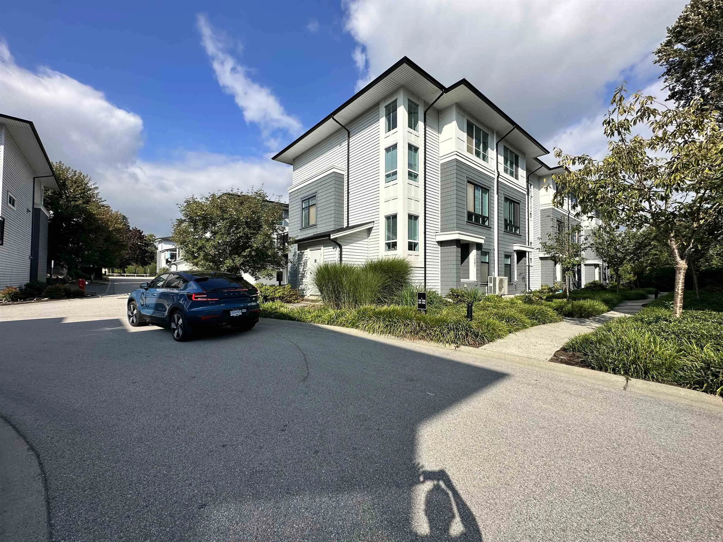 1604 18505 Laurensen Place