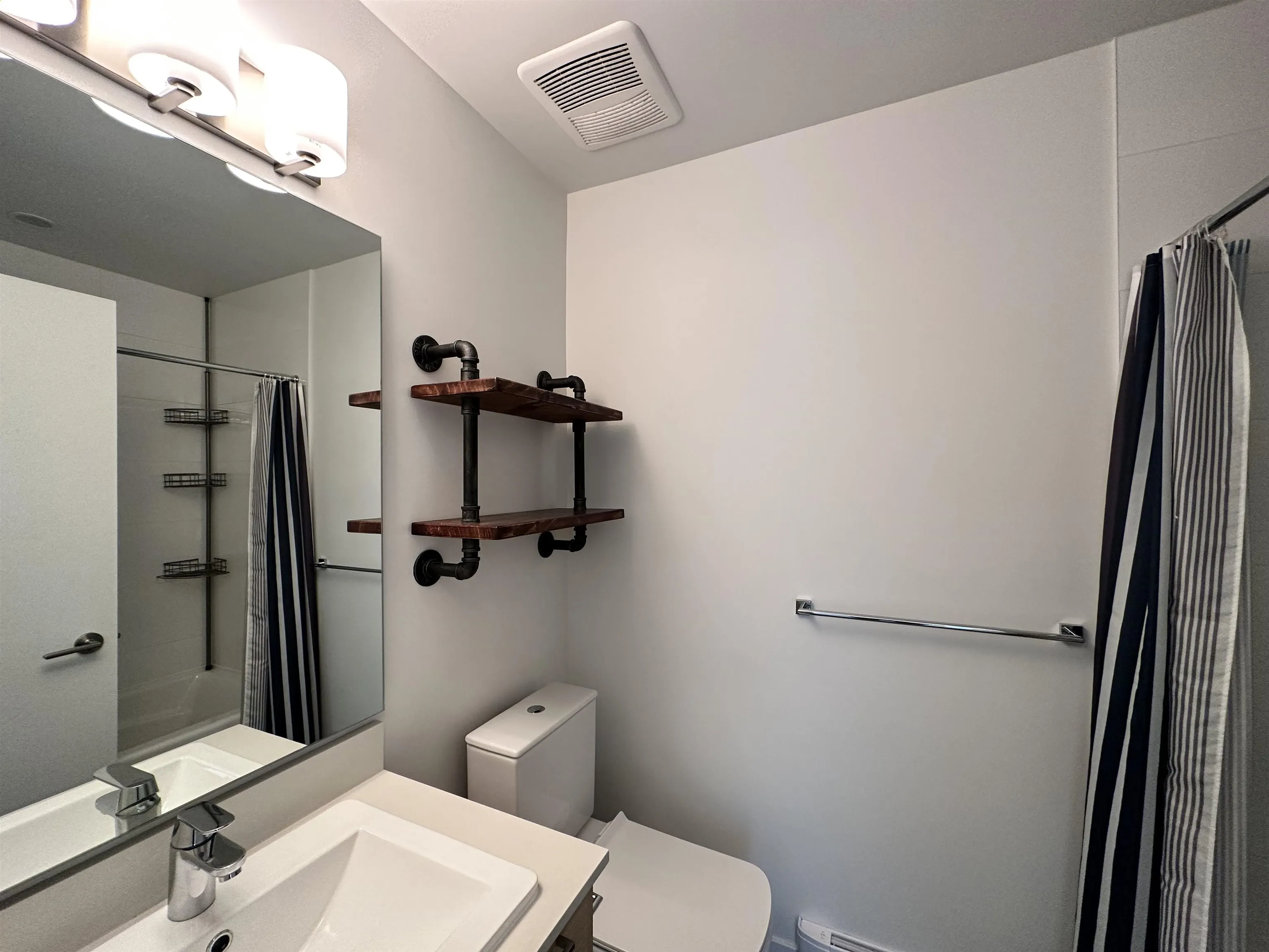 1604 18505 Laurensen Place