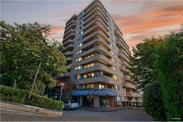 405 1026 Queens Avenue