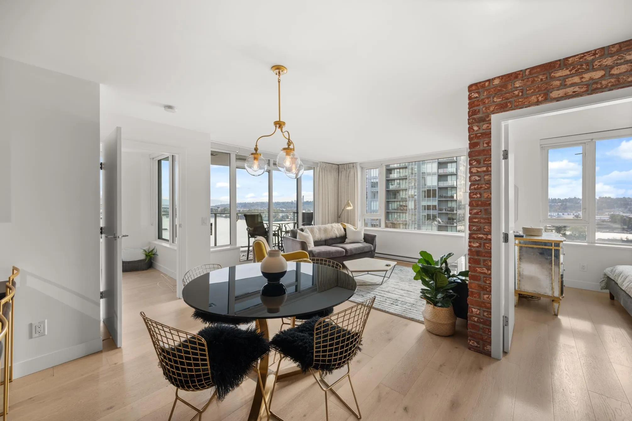 1610 668 Columbia Street