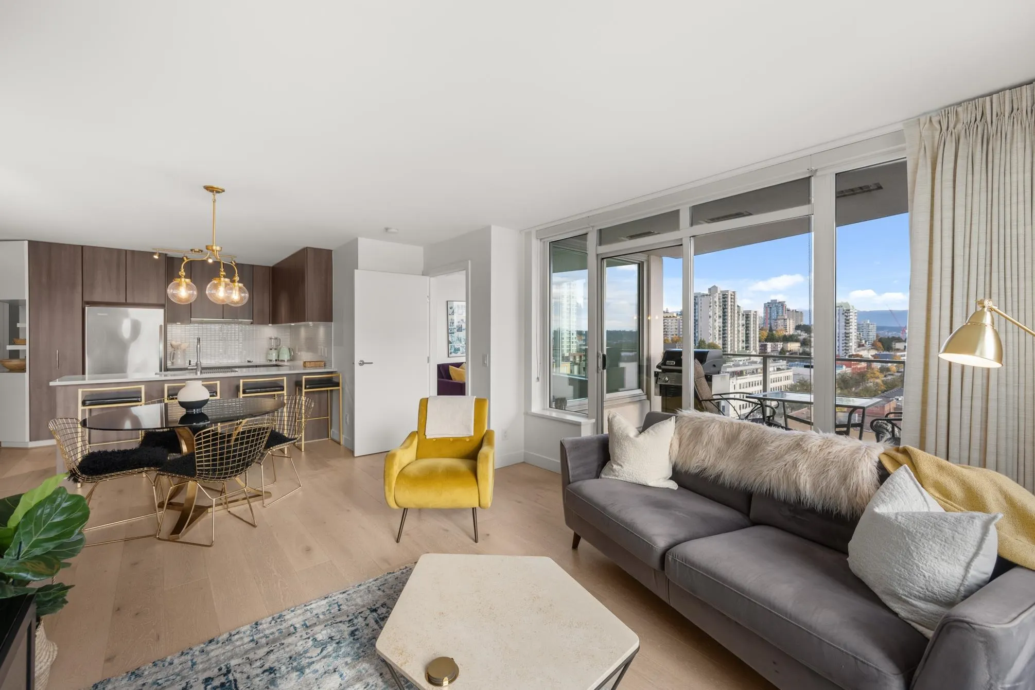 1610 668 Columbia Street