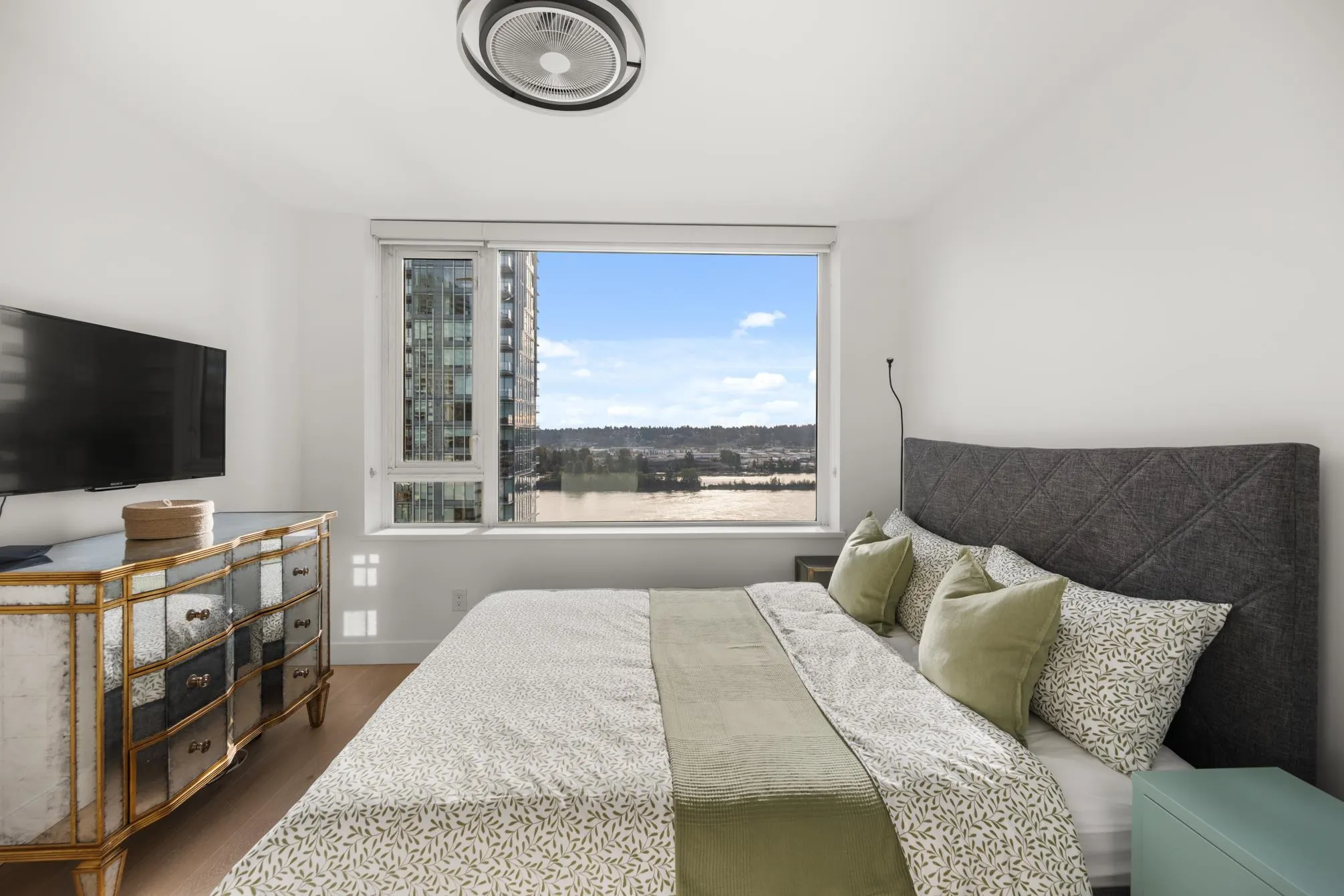 1610 668 Columbia Street