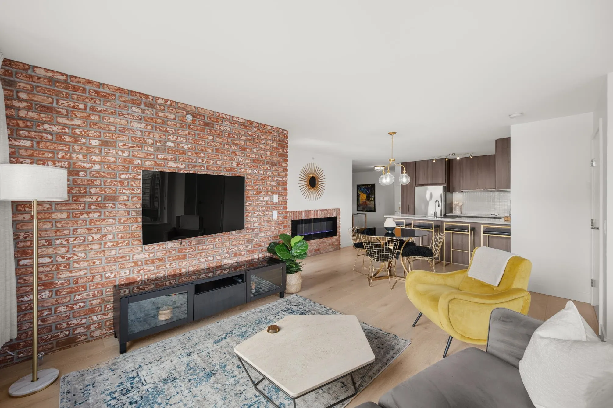 1610 668 Columbia Street