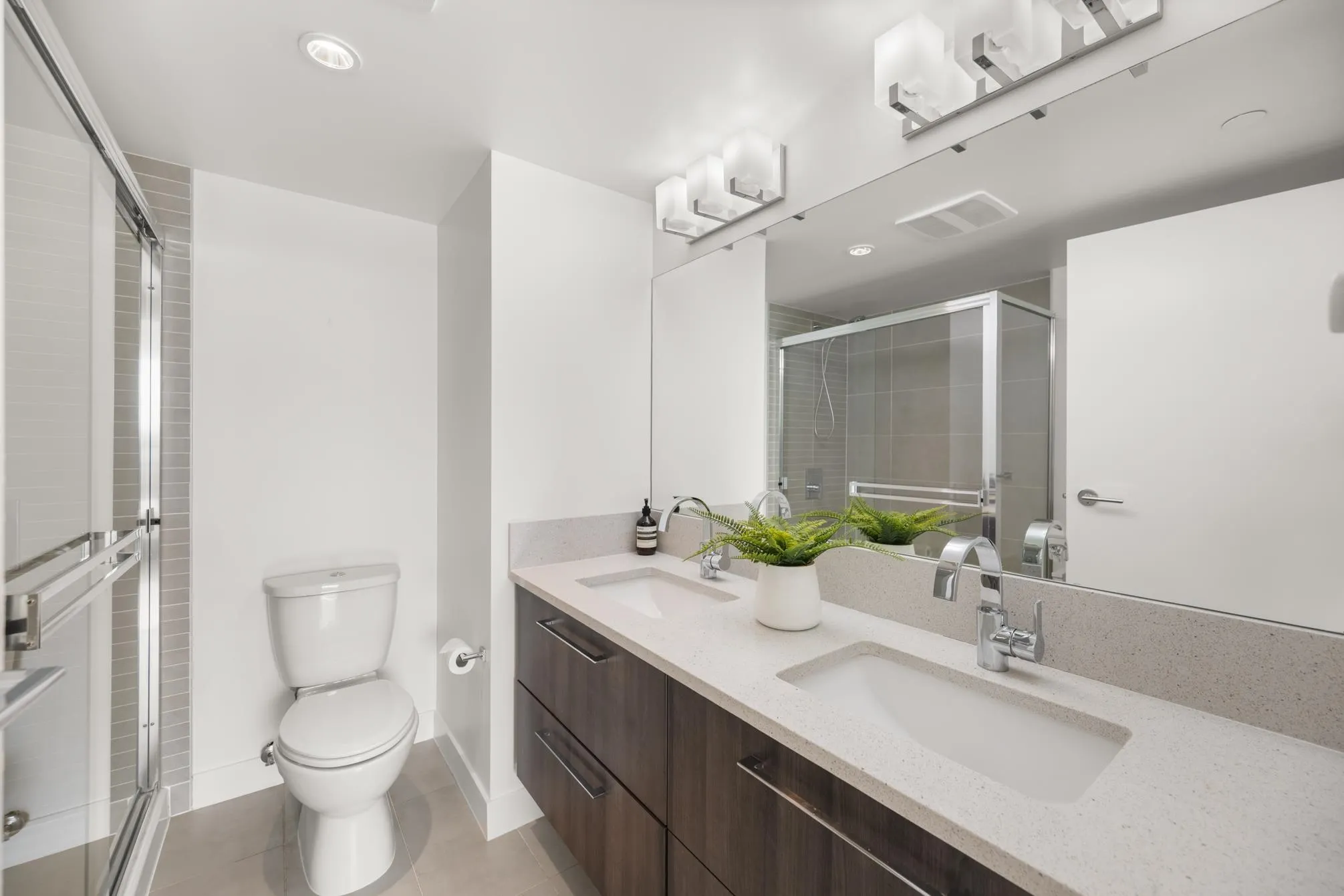 1610 668 Columbia Street