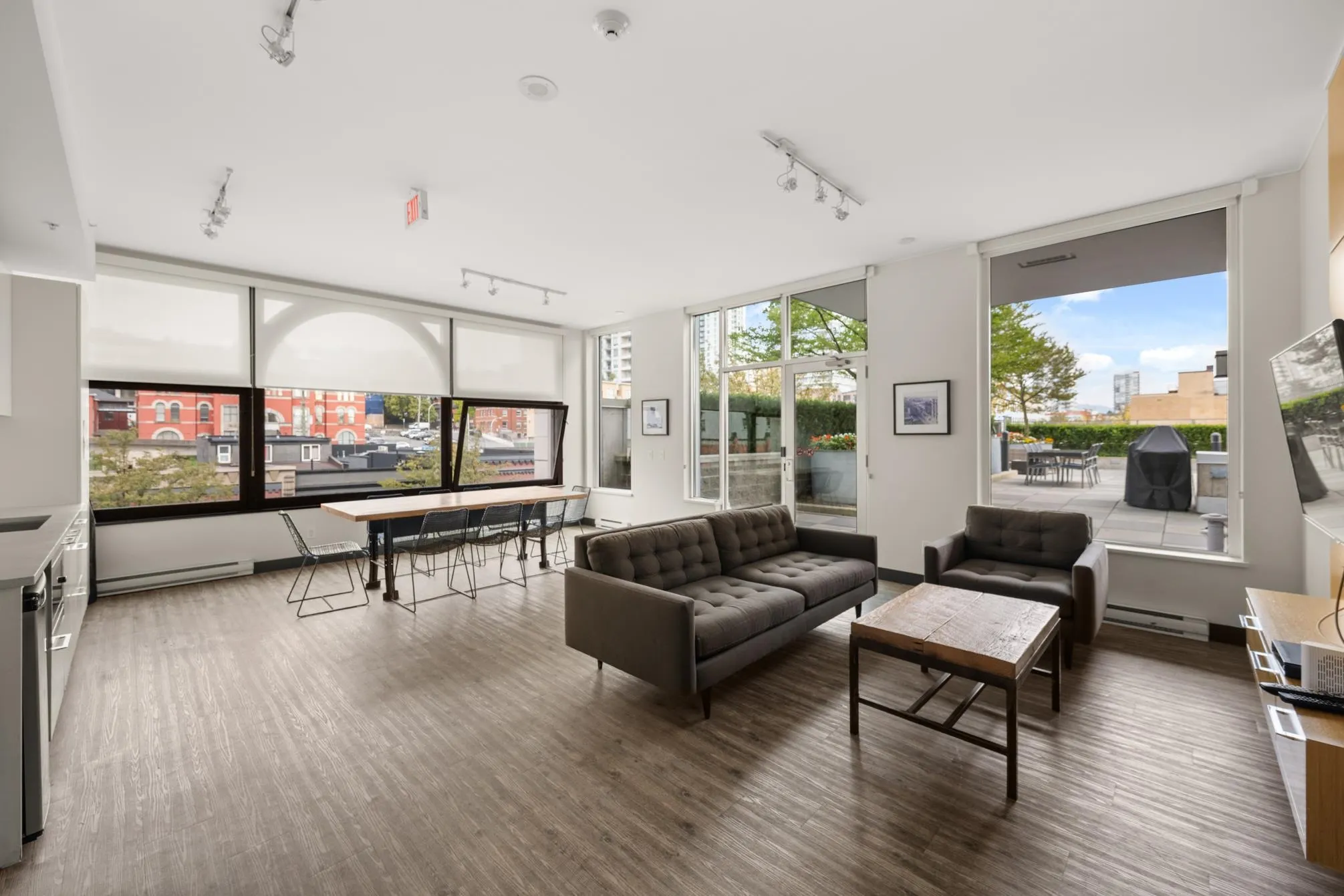 1610 668 Columbia Street