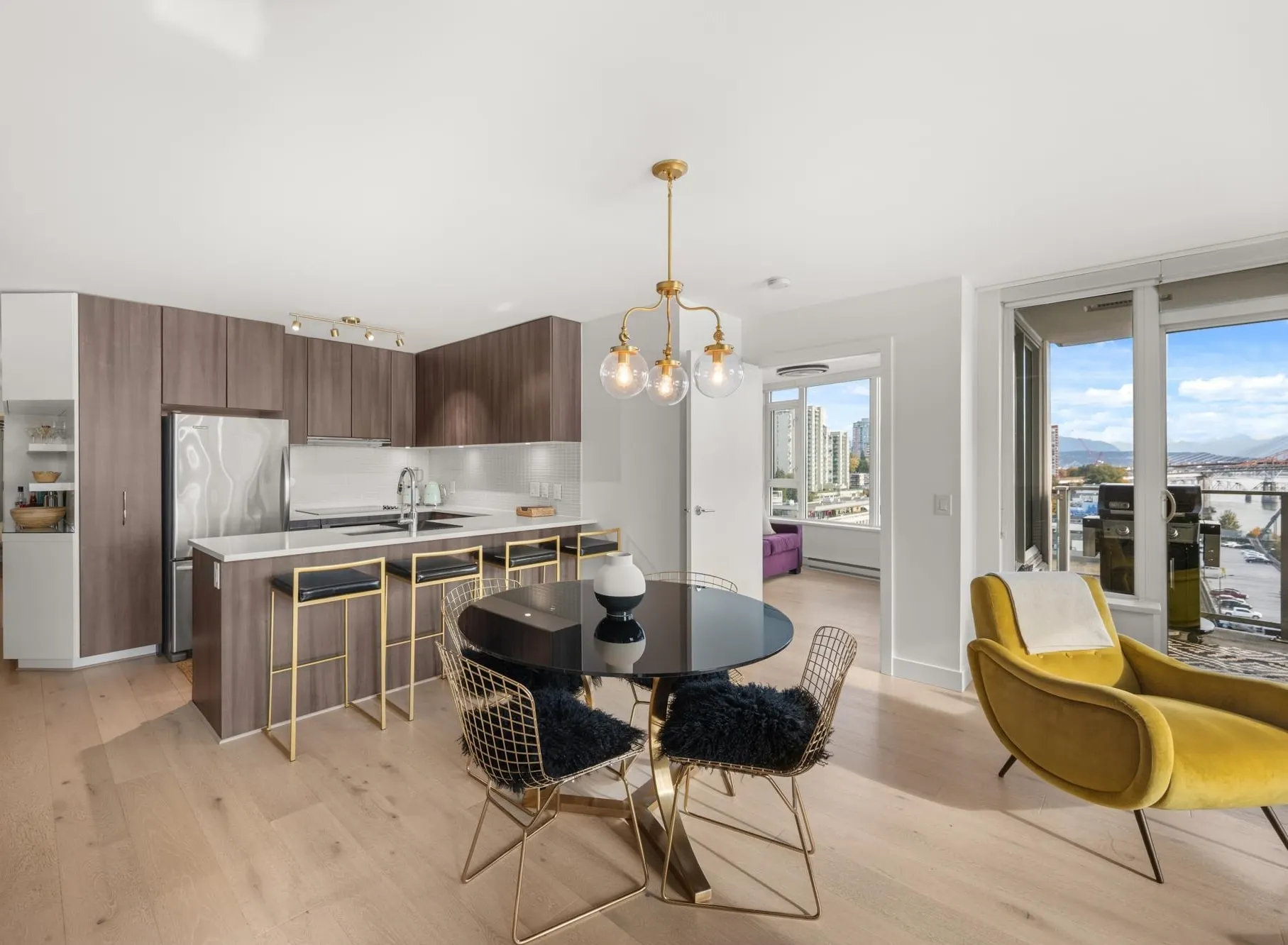 1610 668 Columbia Street