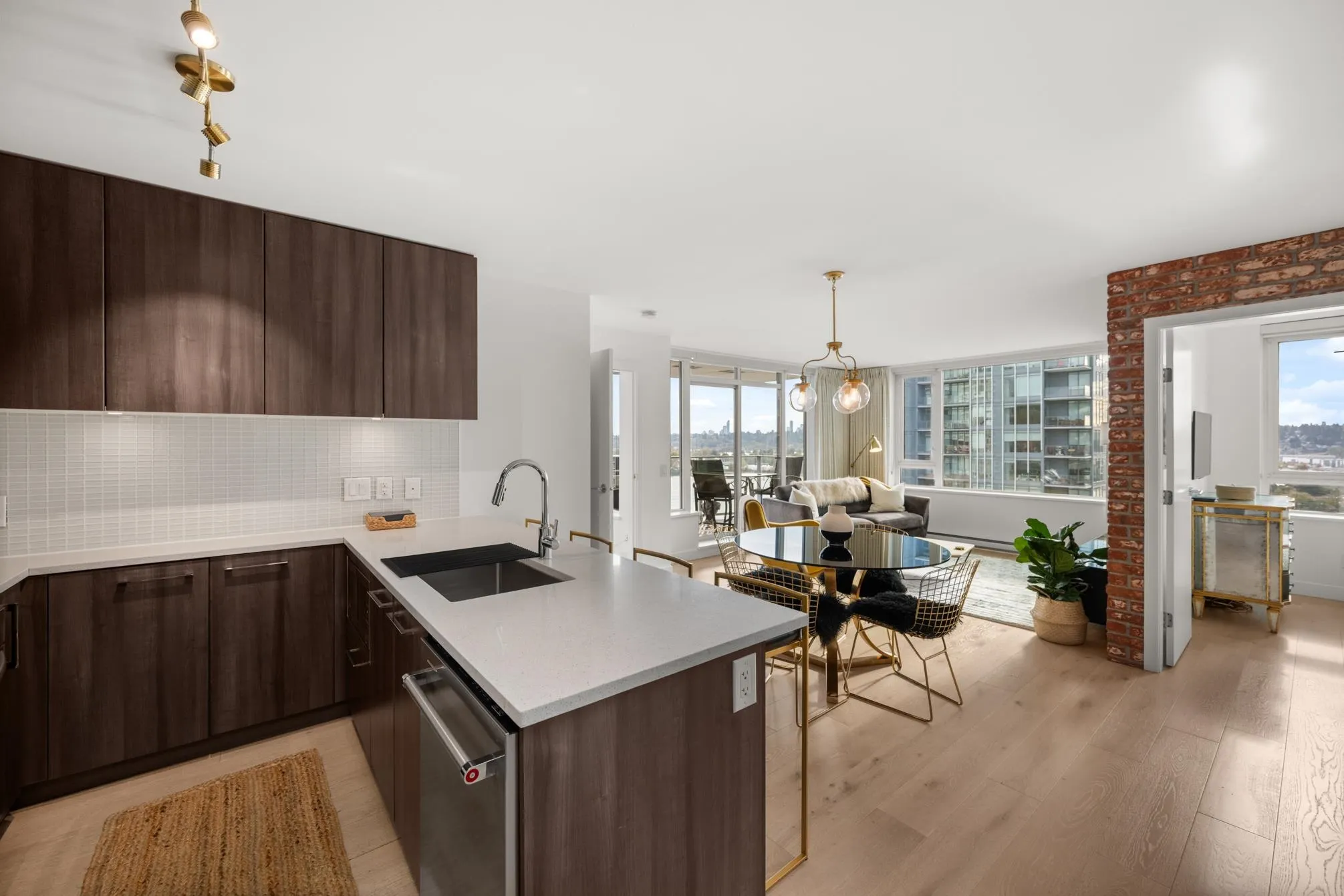 1610 668 Columbia Street