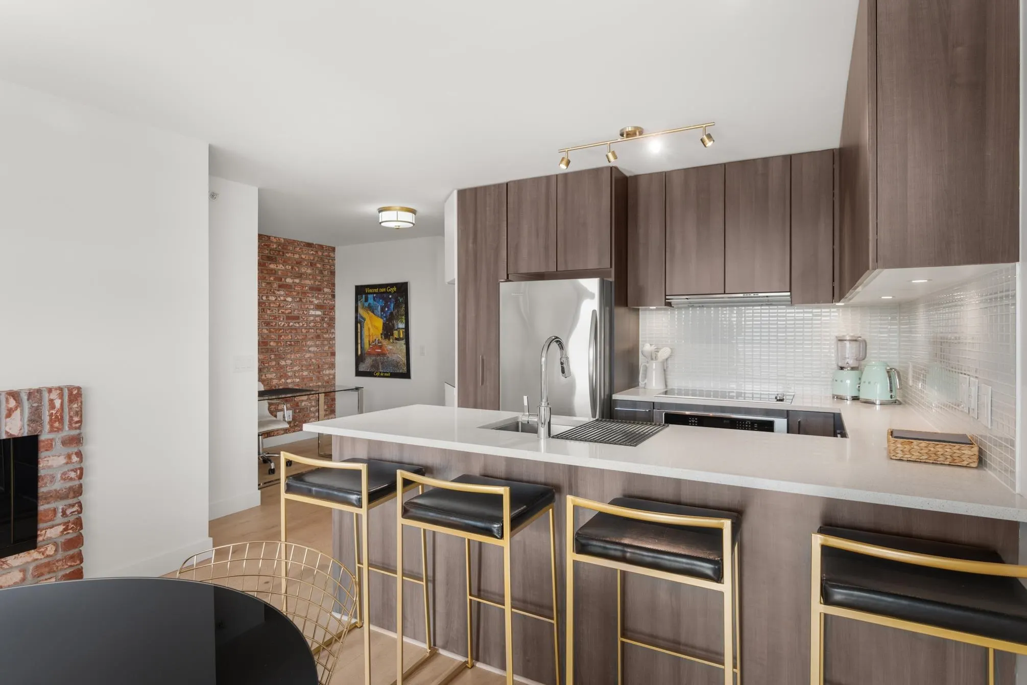 1610 668 Columbia Street