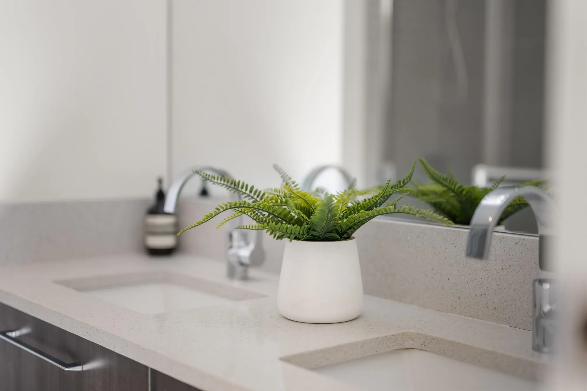 1610 668 Columbia Street