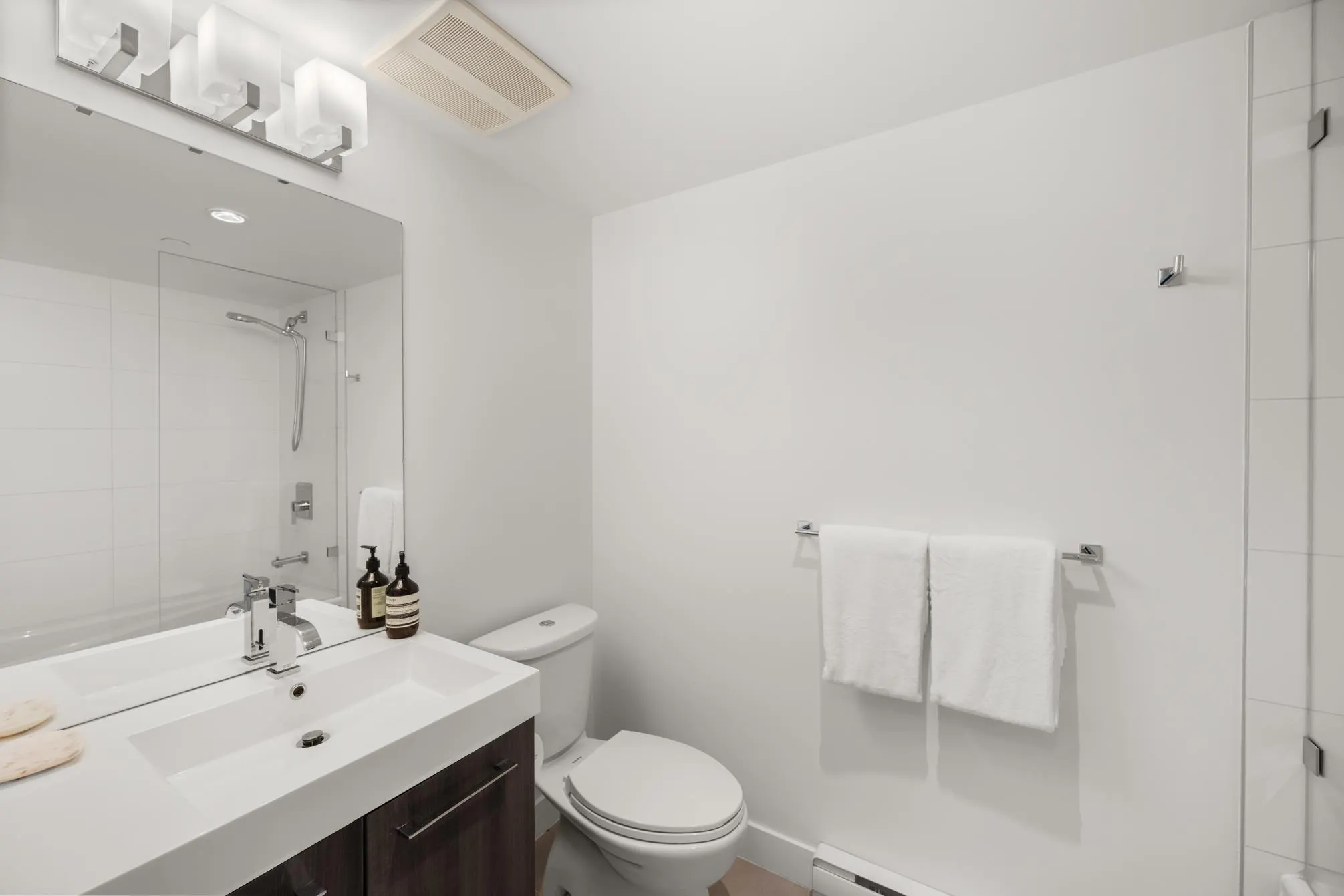 1610 668 Columbia Street