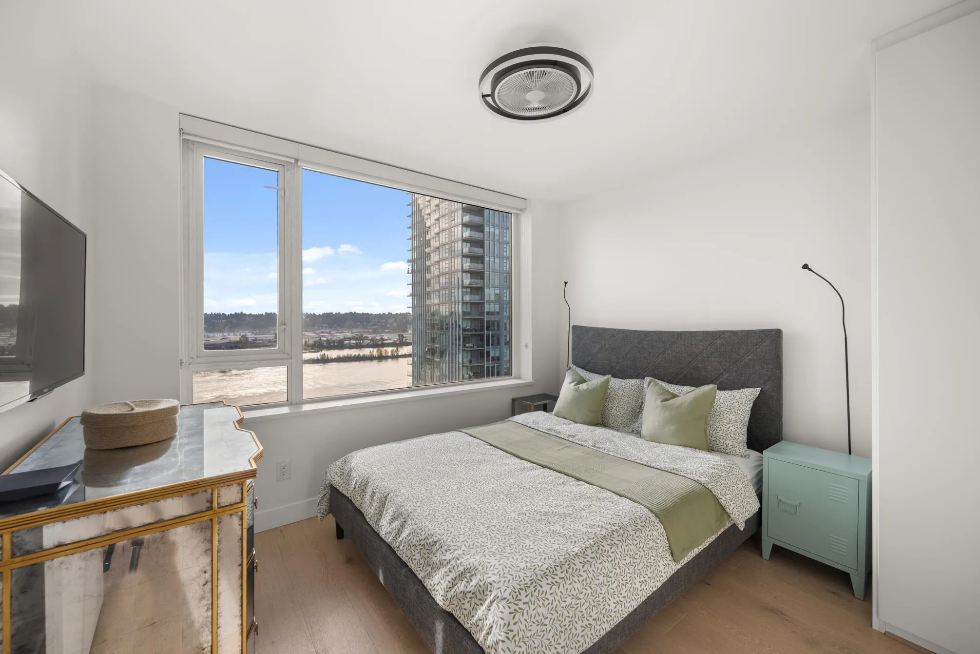 1610 668 Columbia Street