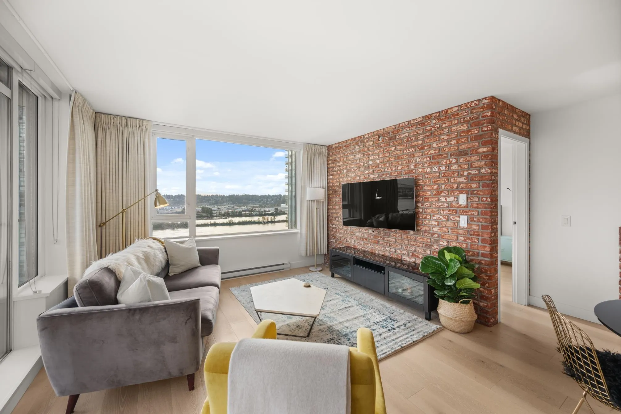 1610 668 Columbia Street