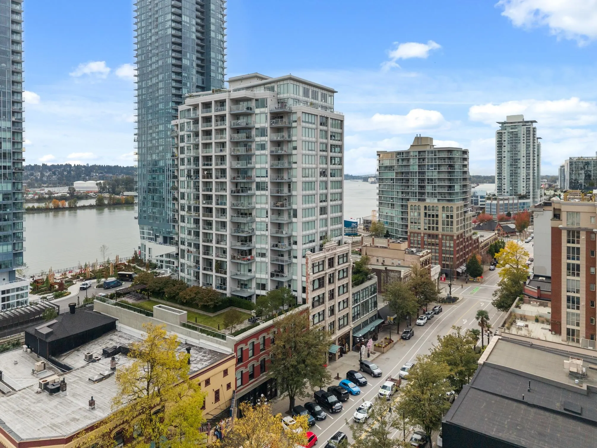 1610 668 Columbia Street