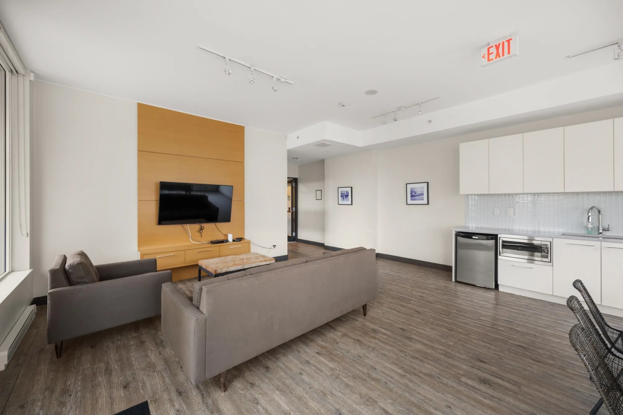 1610 668 Columbia Street