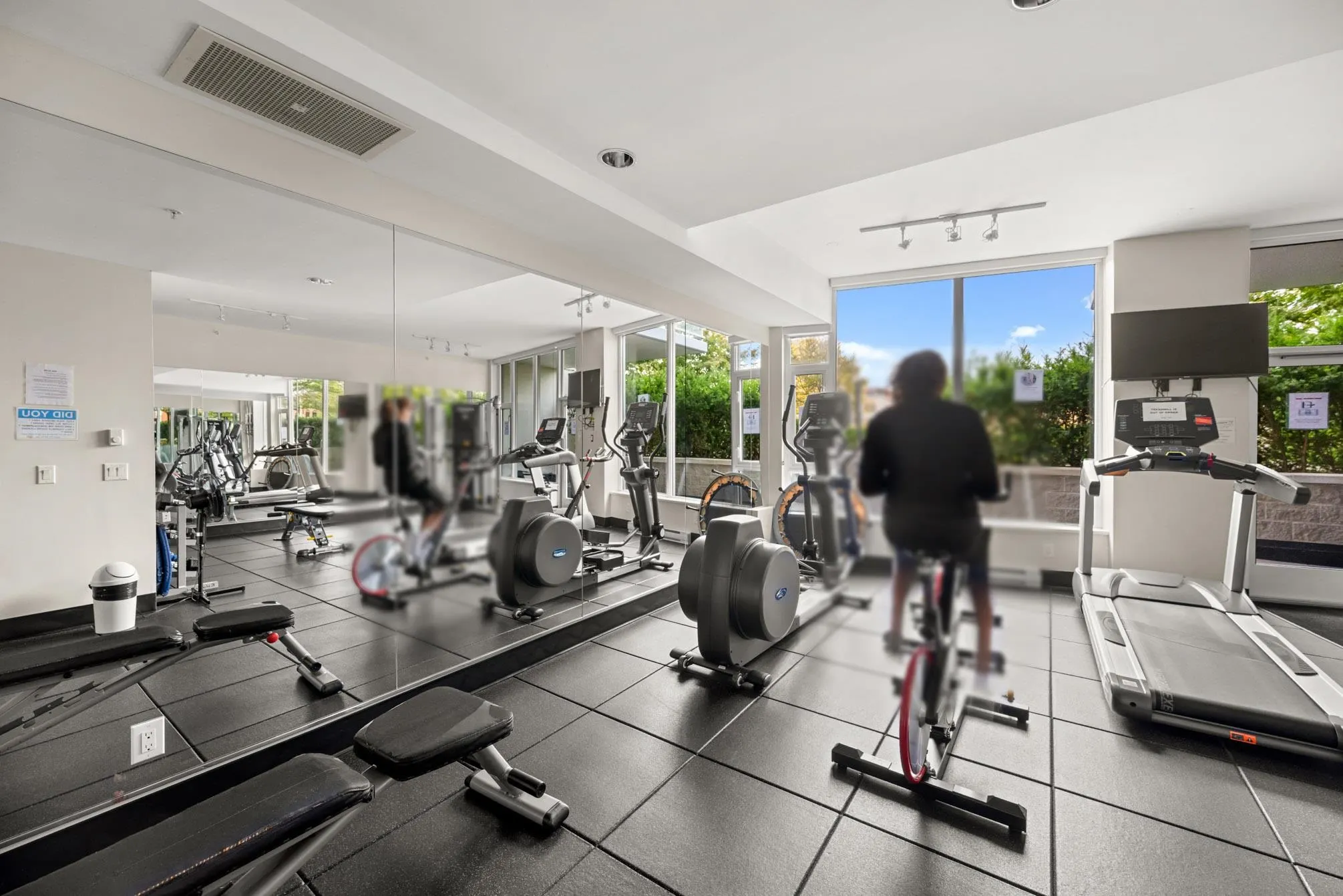 1610 668 Columbia Street