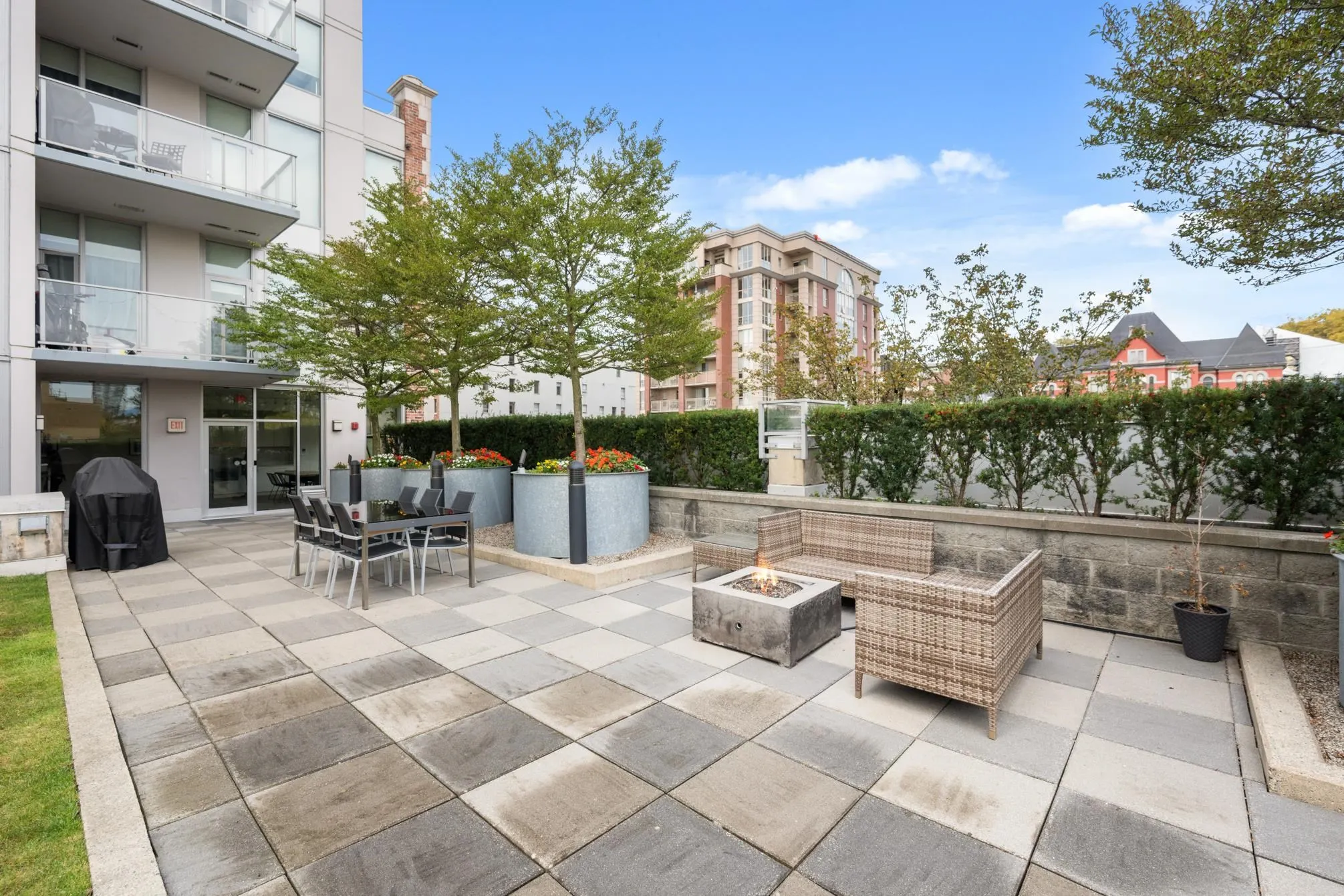 1610 668 Columbia Street