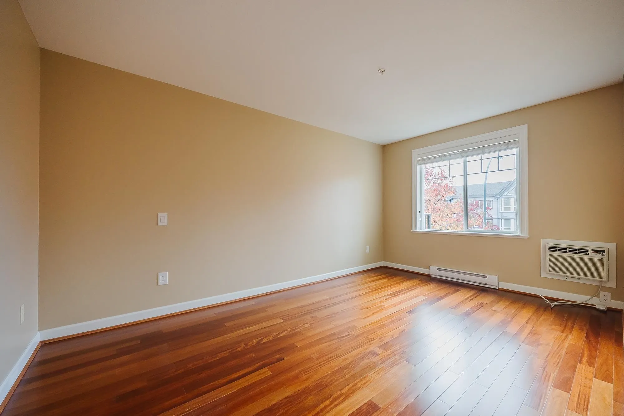 305 15357 Roper Avenue