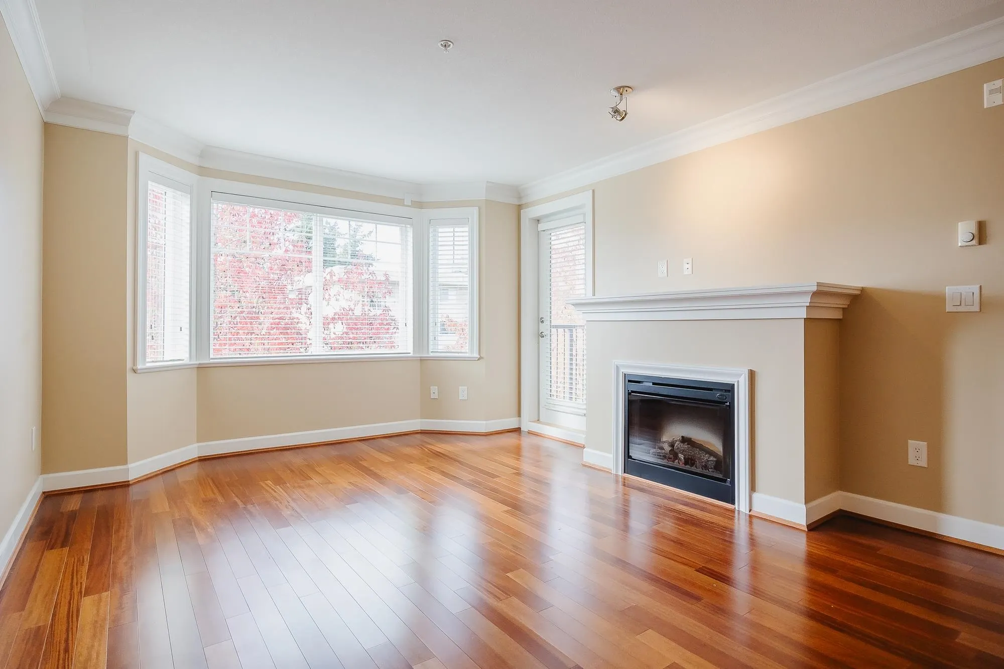 305 15357 Roper Avenue