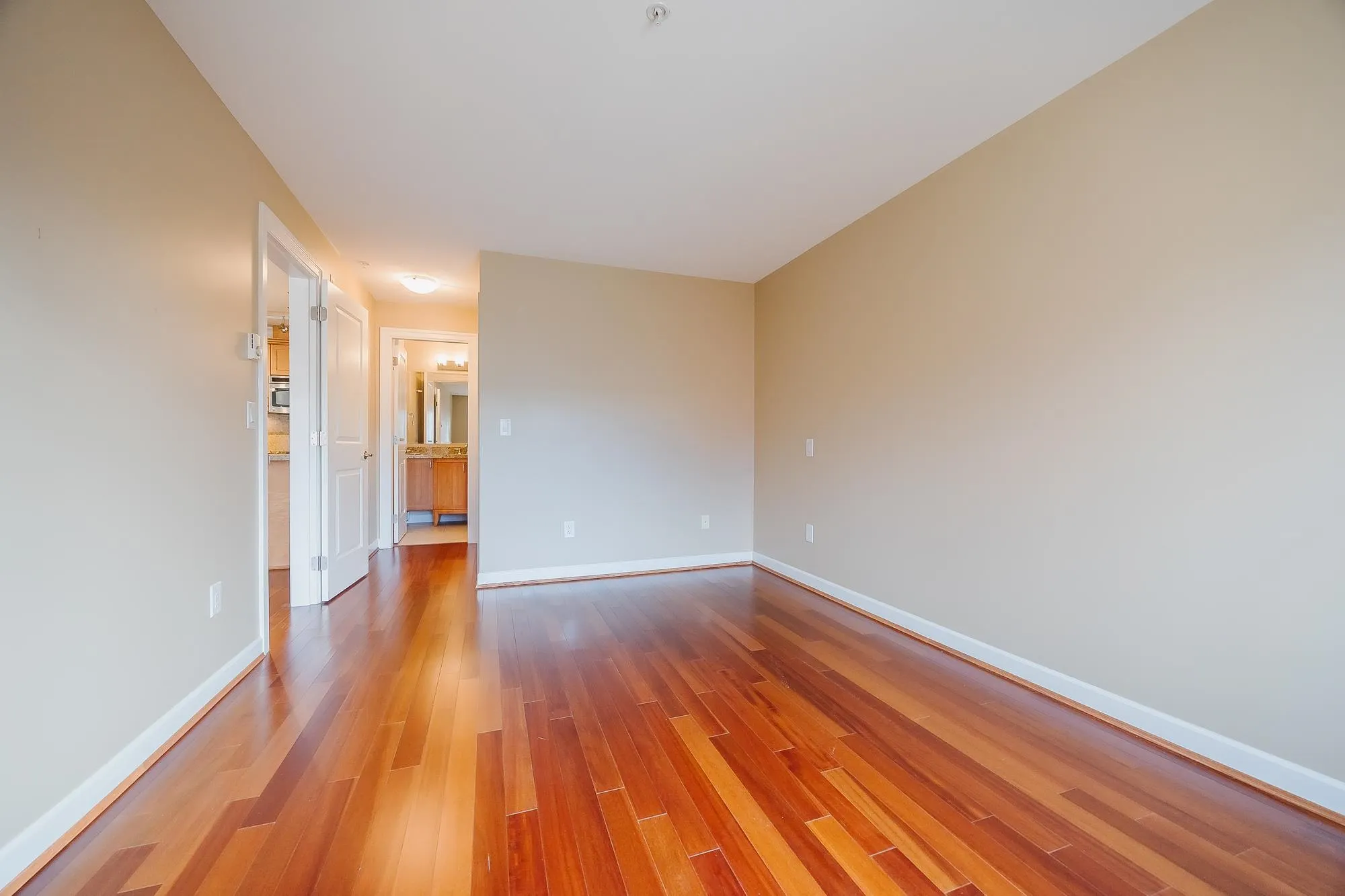 305 15357 Roper Avenue