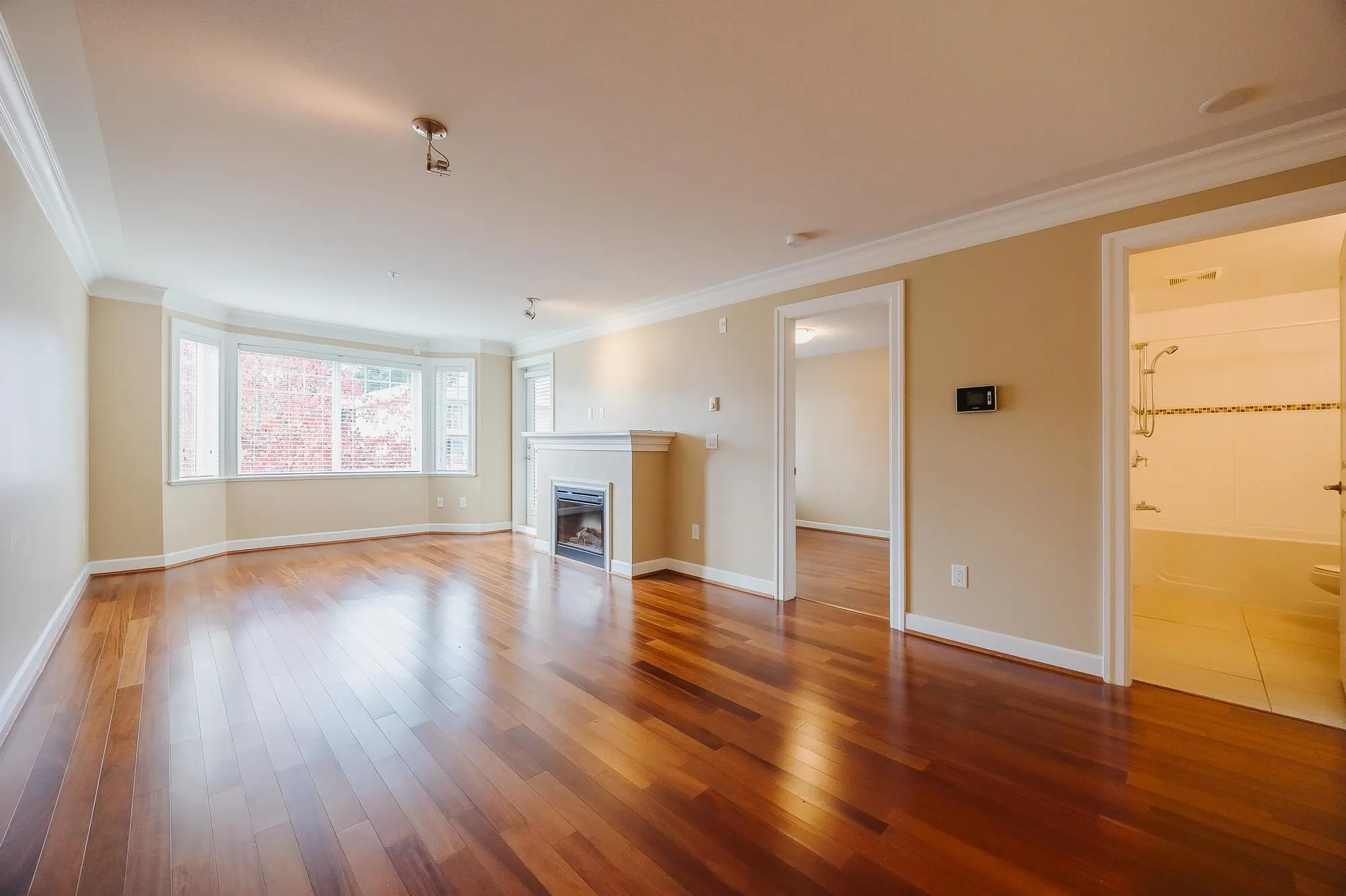 305 15357 Roper Avenue