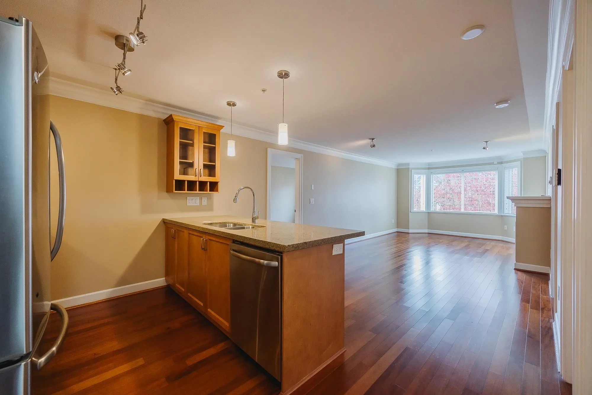 305 15357 Roper Avenue