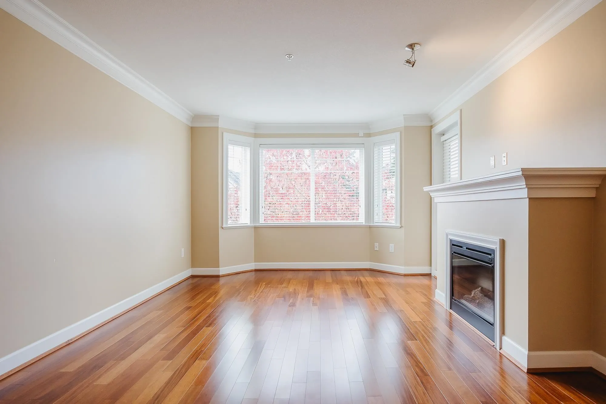 305 15357 Roper Avenue