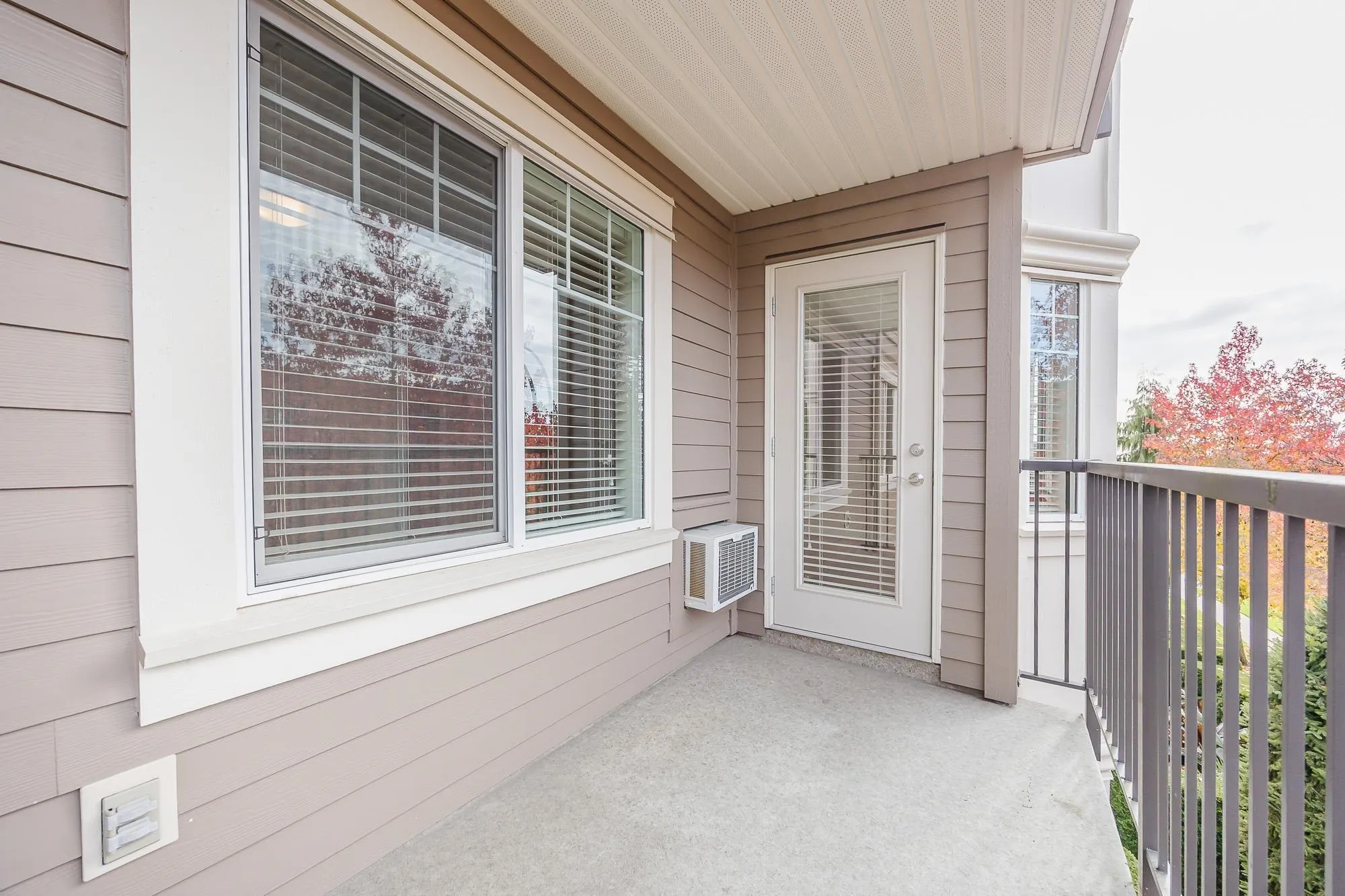 305 15357 Roper Avenue