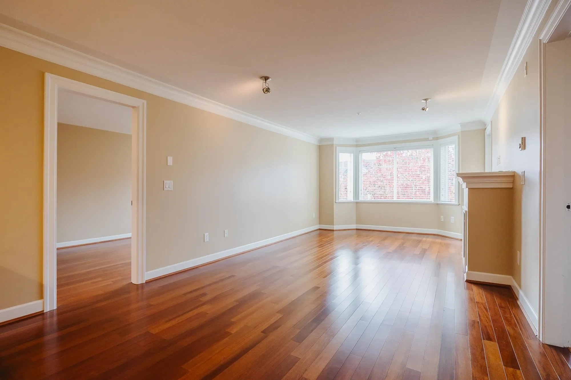 305 15357 Roper Avenue