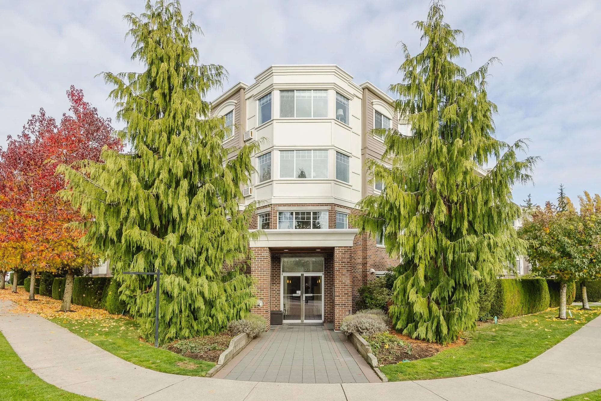 305 15357 Roper Avenue