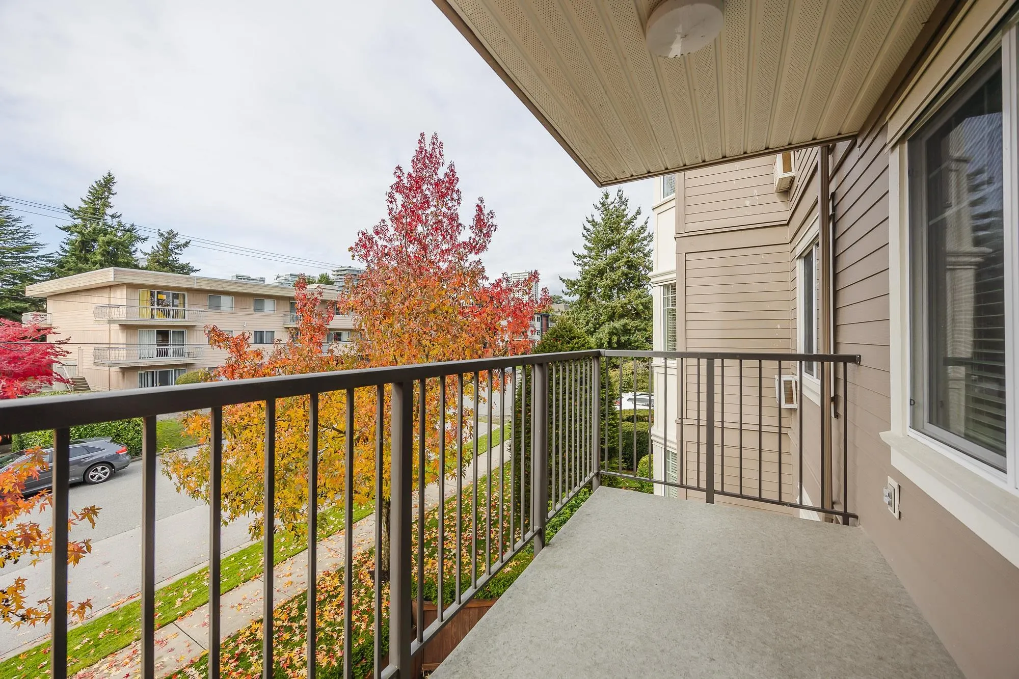 305 15357 Roper Avenue