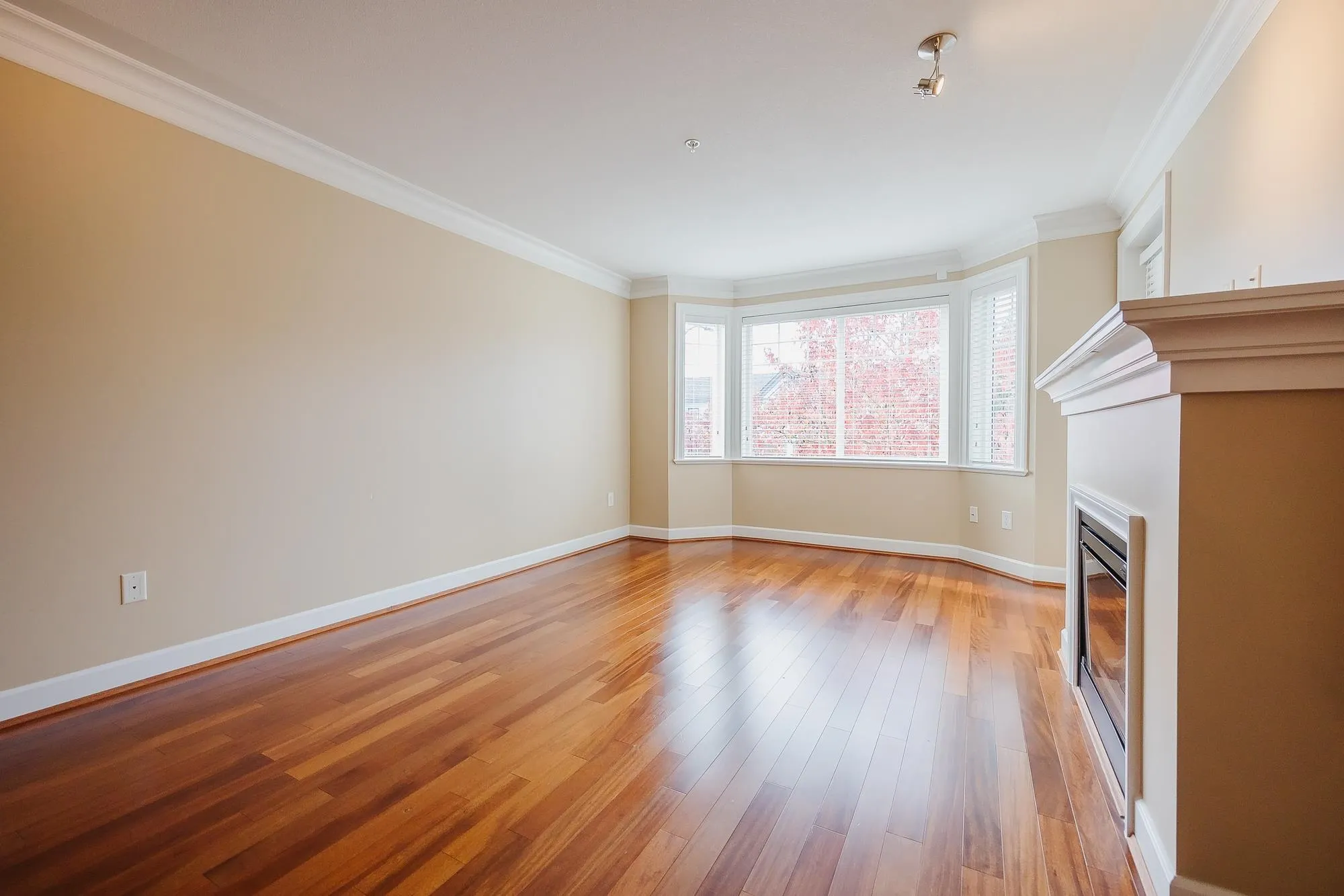 305 15357 Roper Avenue