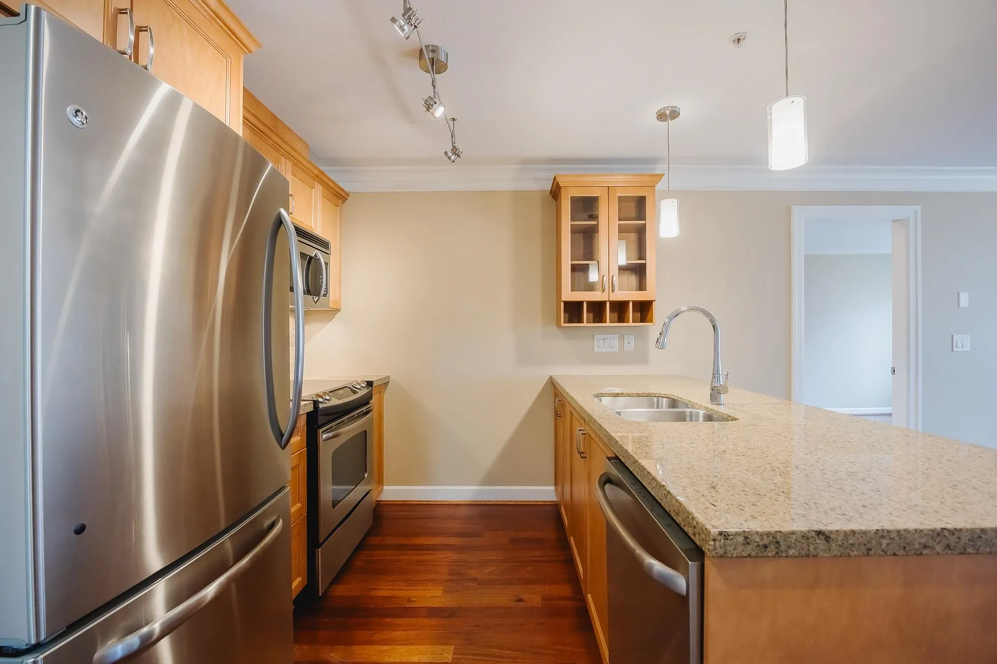 305 15357 Roper Avenue