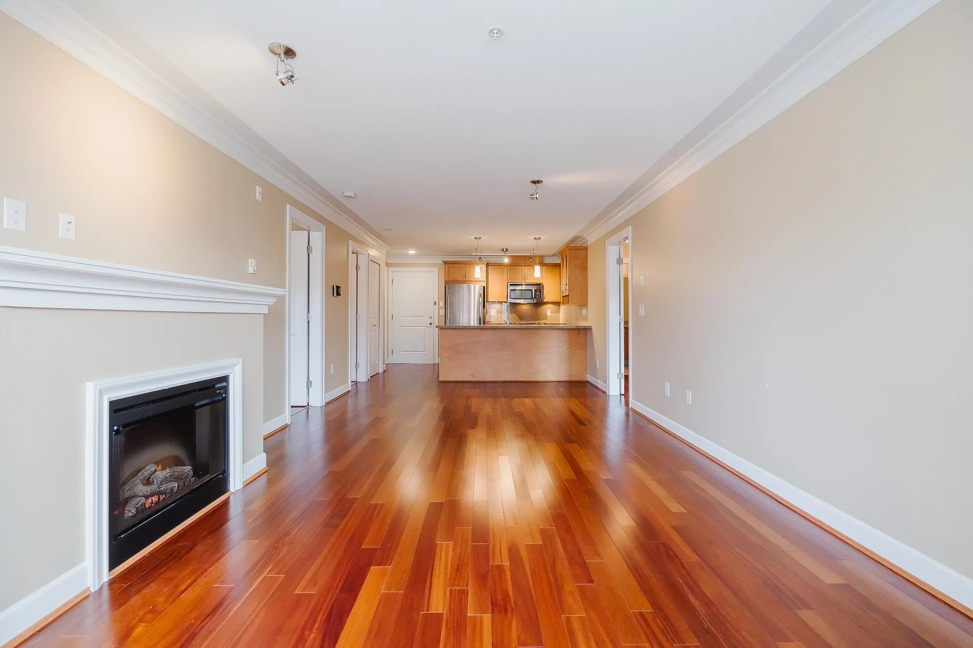 305 15357 Roper Avenue