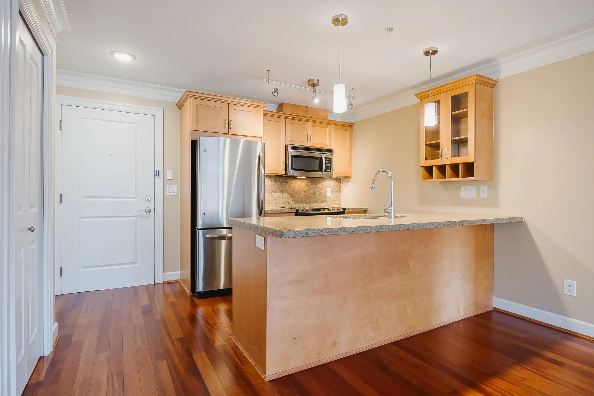 305 15357 Roper Avenue