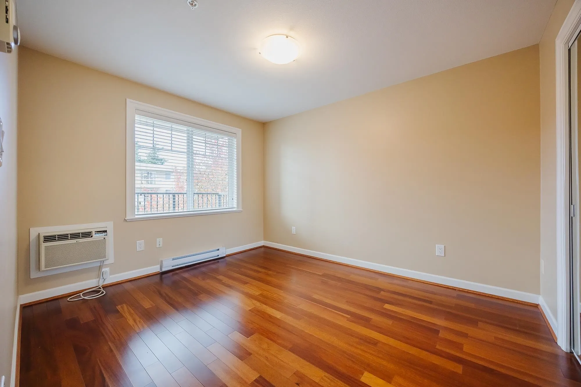 305 15357 Roper Avenue