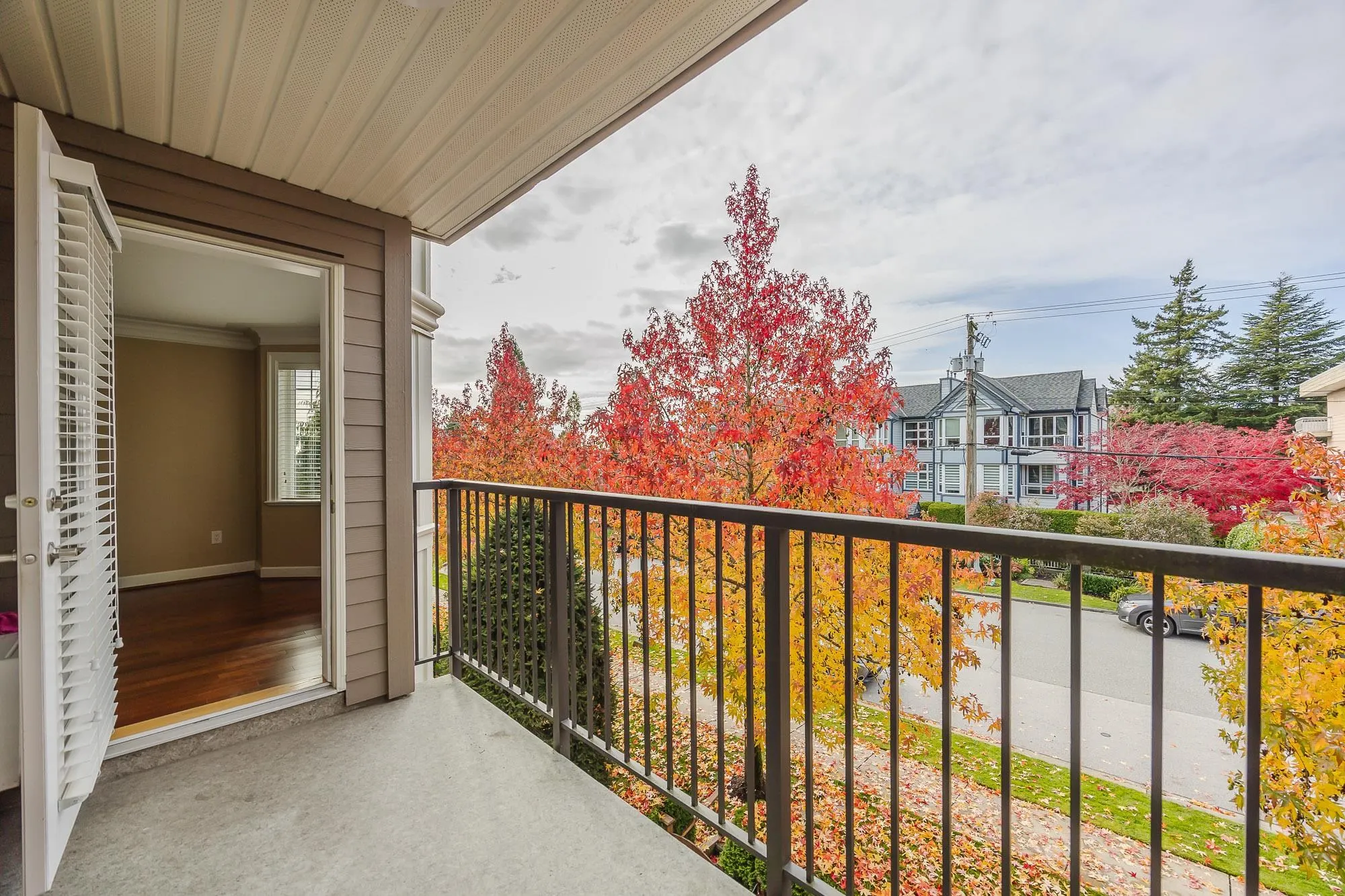 305 15357 Roper Avenue