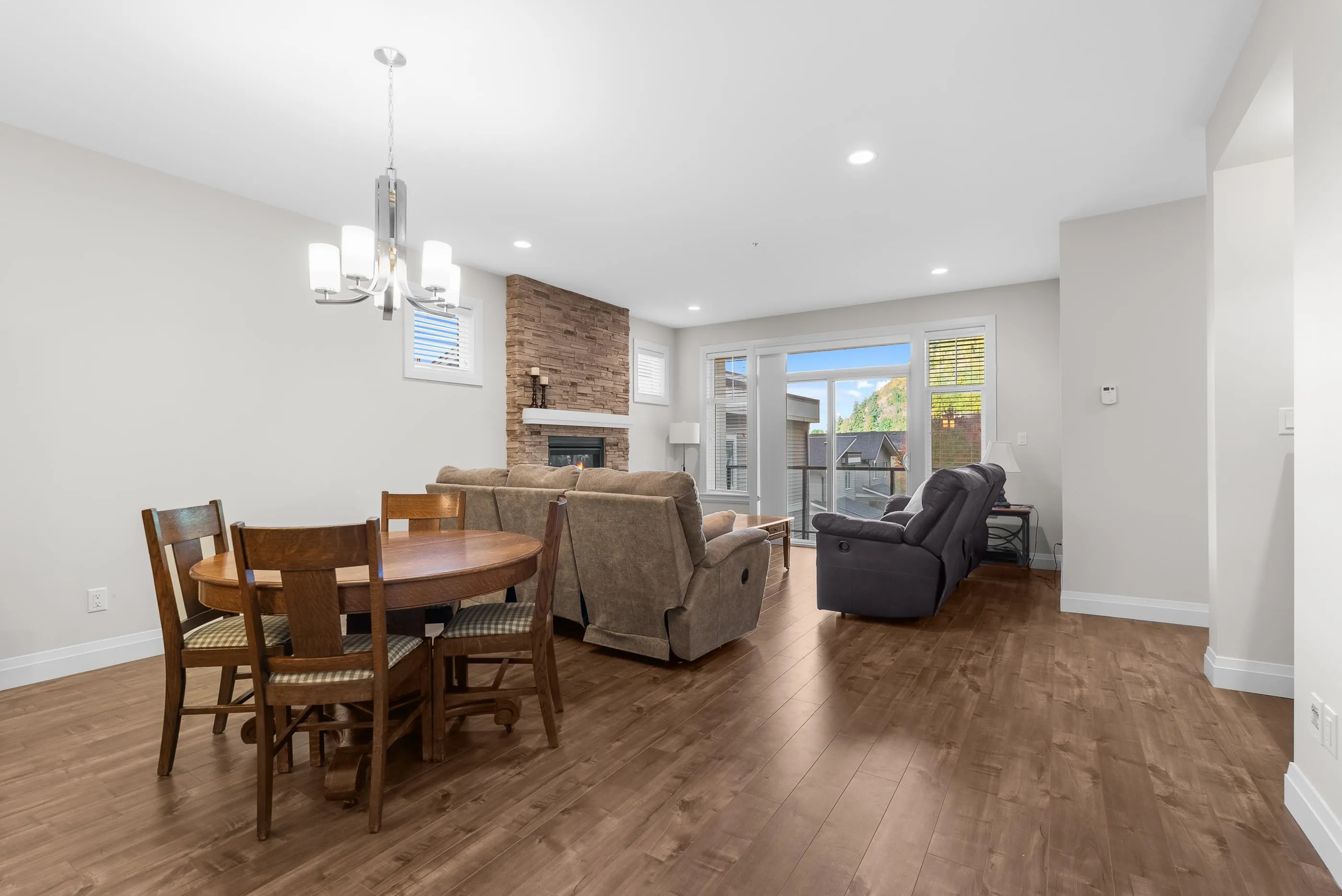 20 47042 Macfarlane Place