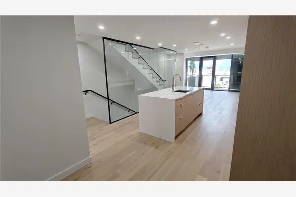 901 239 Keefer Street