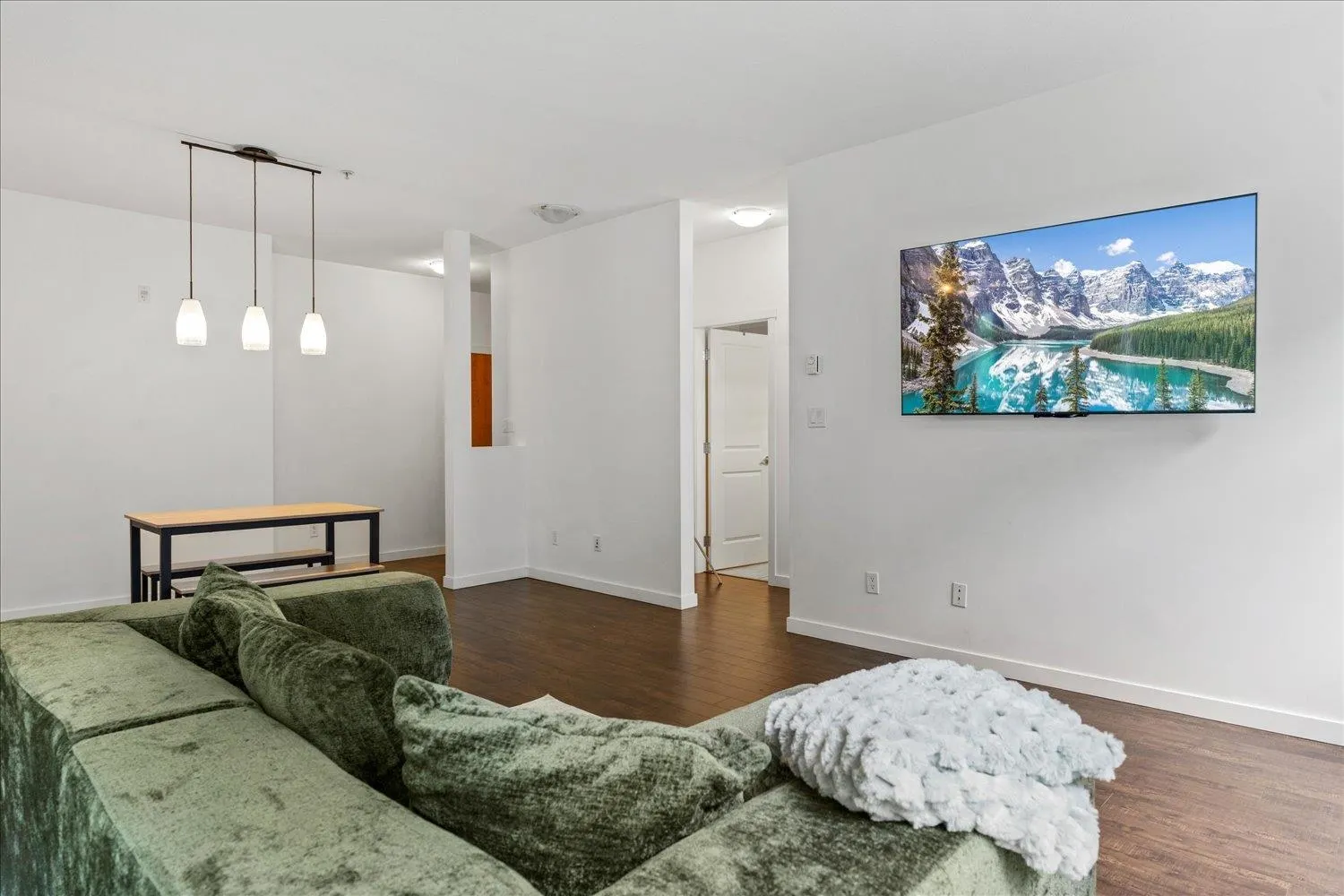 308 33328 E Bourquin Crescent