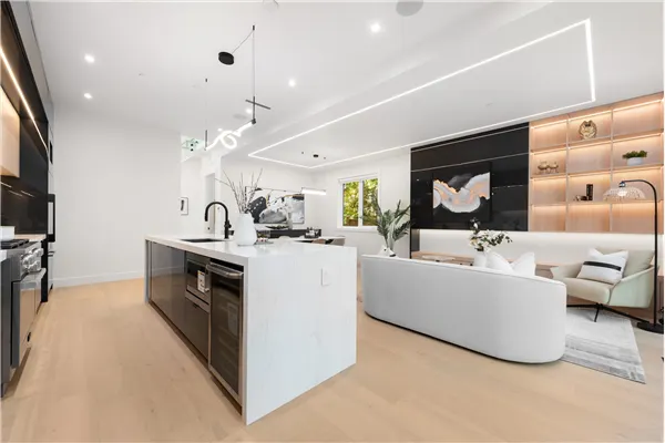 1 3232 W 38th Avenue