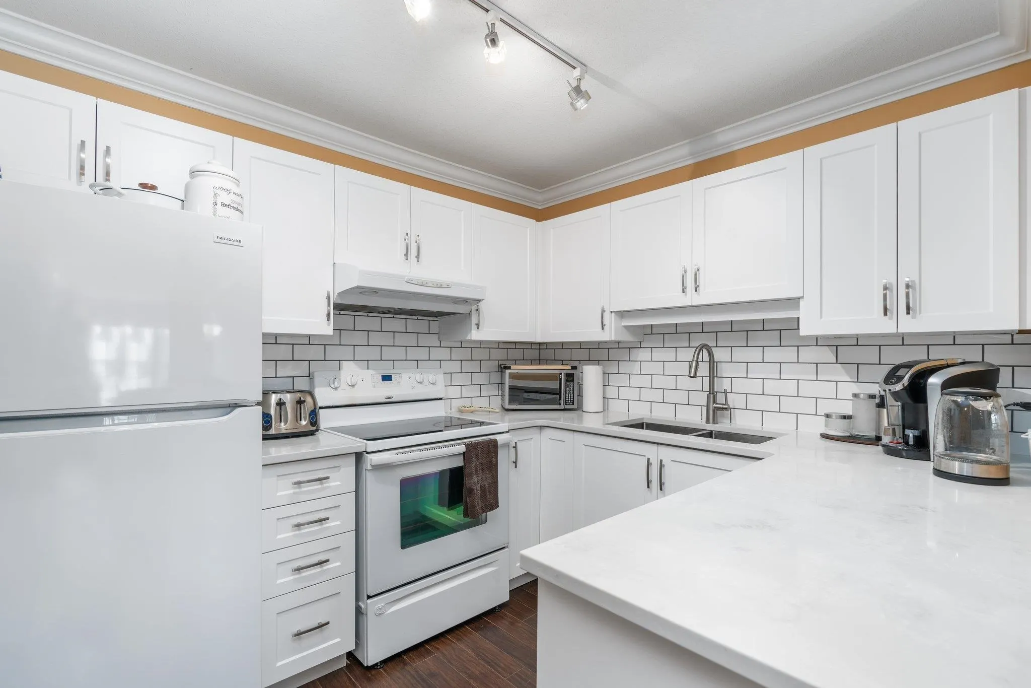 402 2962 Trethewey Street