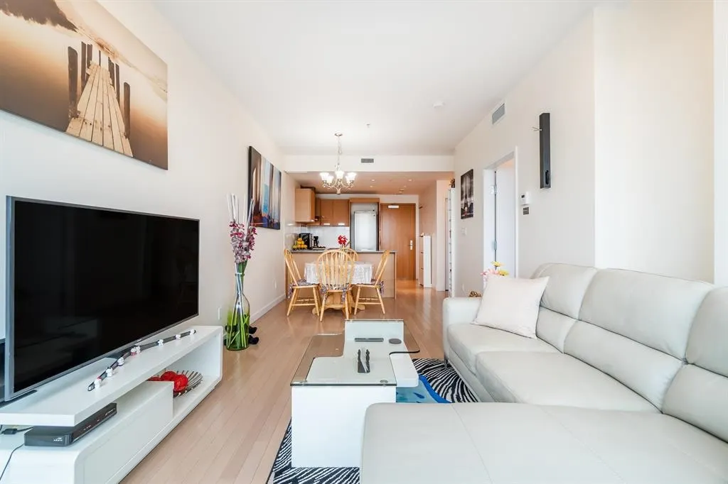 825 8080 Cambie Road