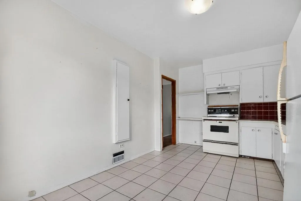 Main 3445 Nanaimo Street