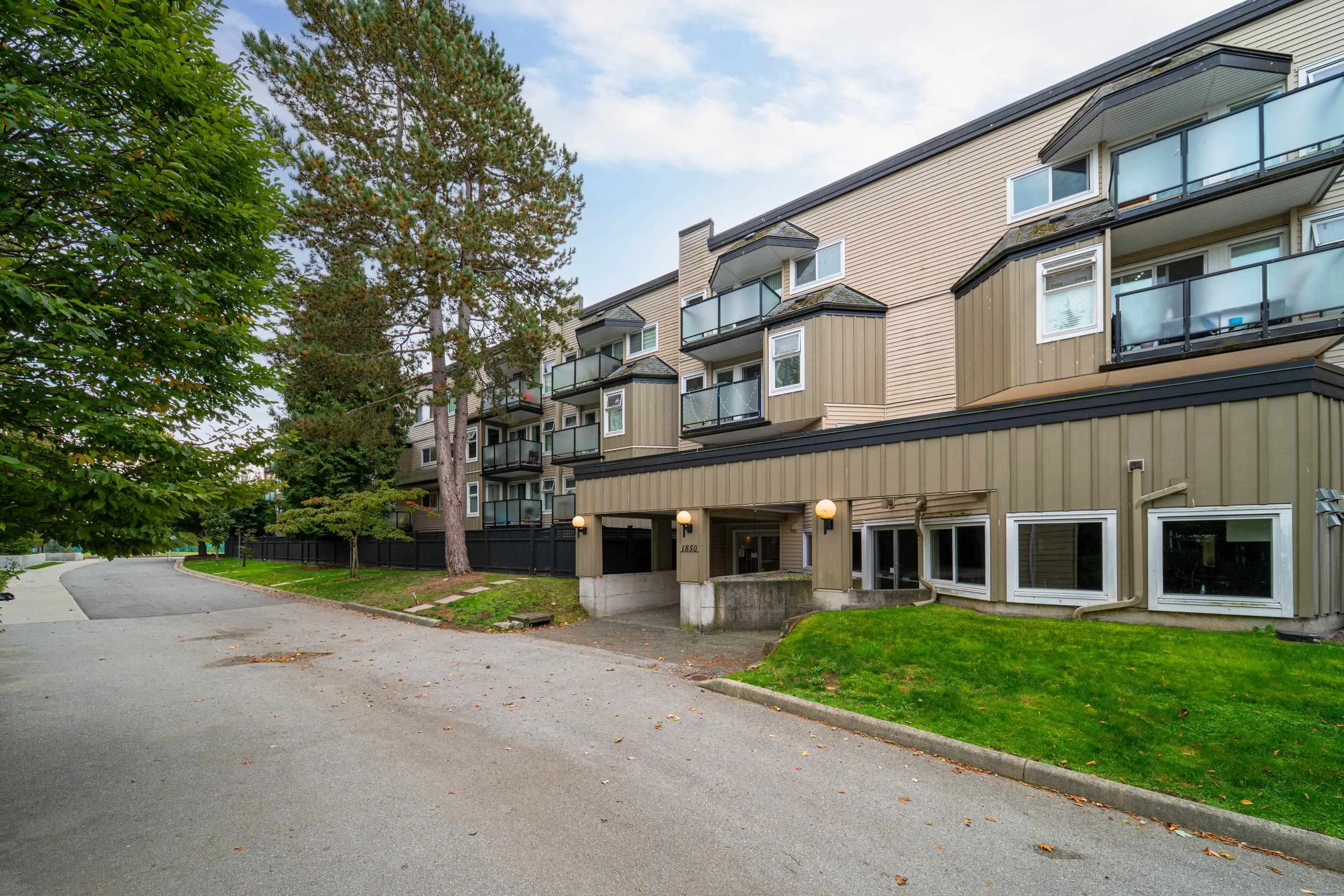 206 1850 E Southmere Crescent