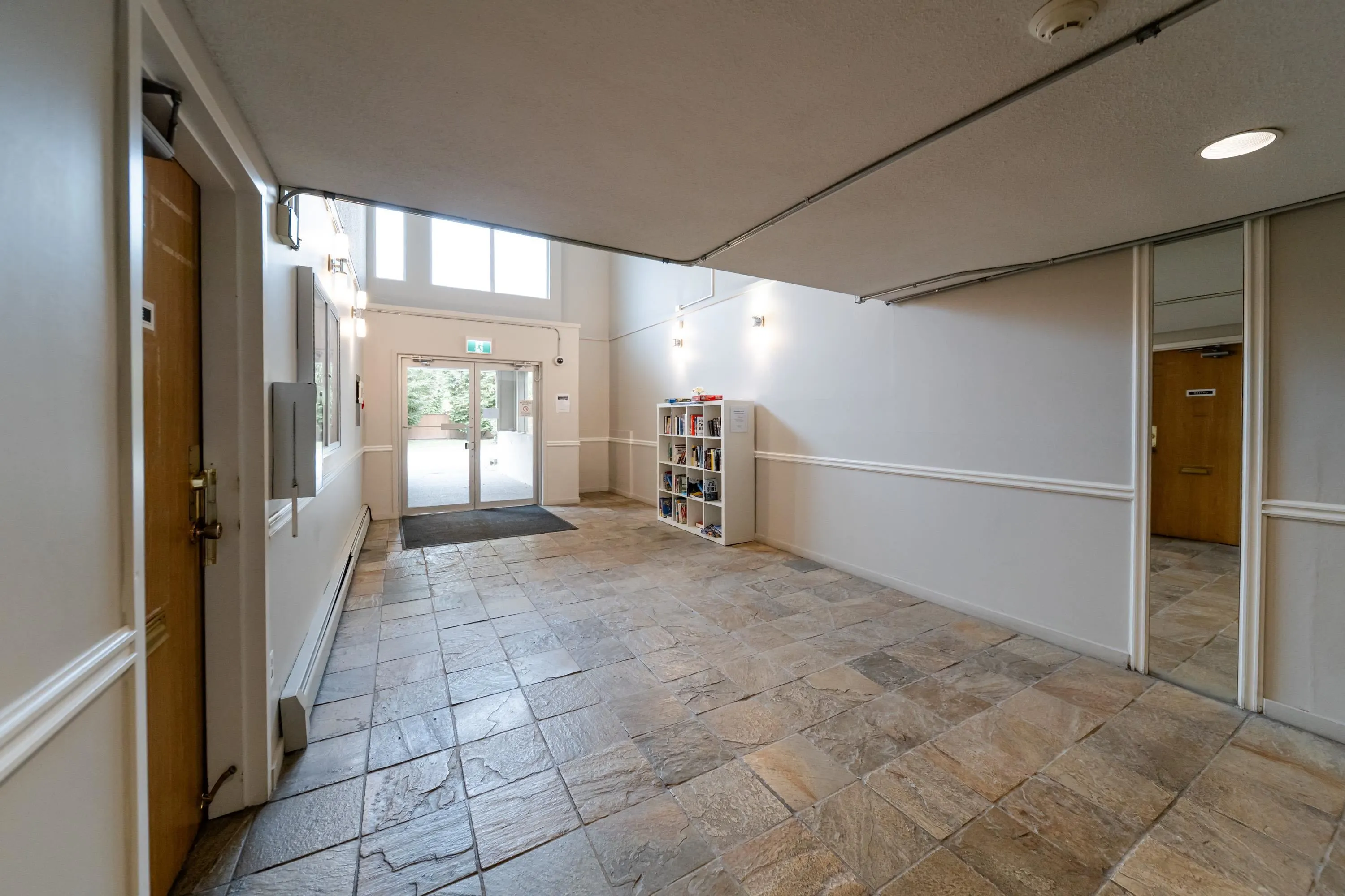 206 1850 E Southmere Crescent