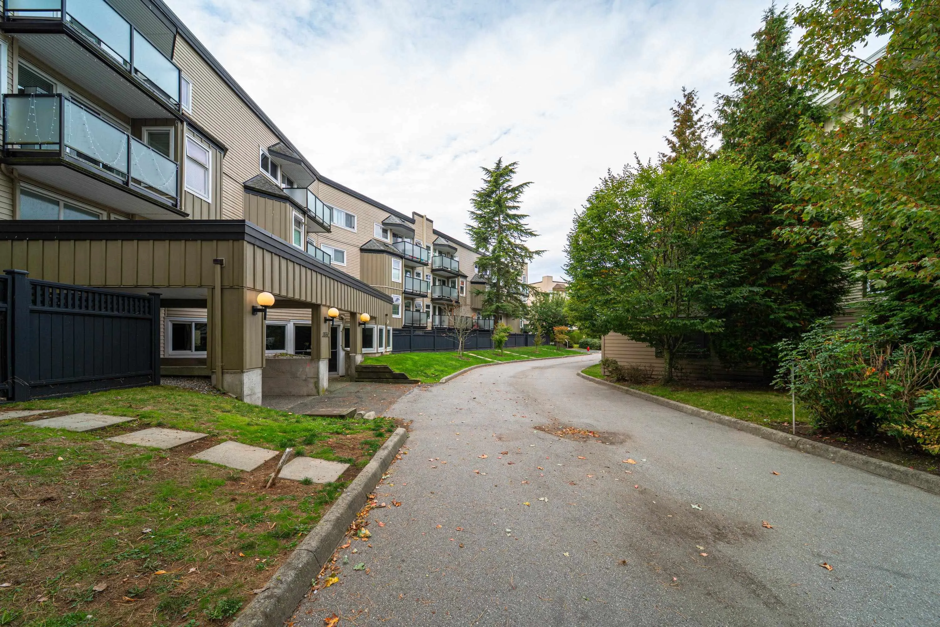 206 1850 E Southmere Crescent