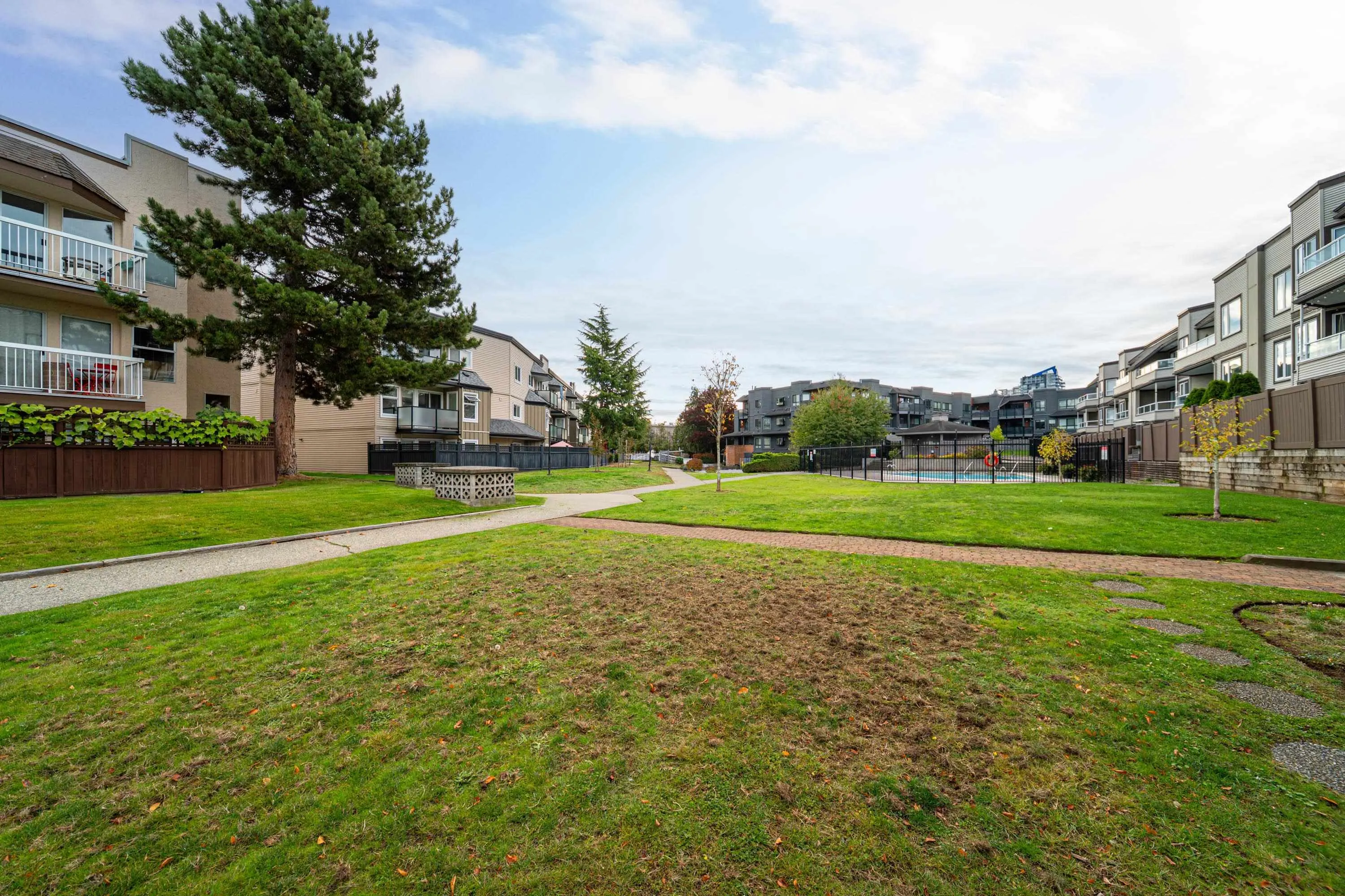 206 1850 E Southmere Crescent