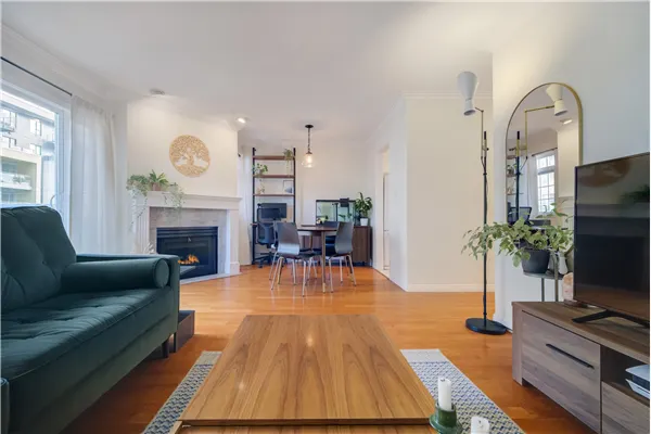 301 1868 E 11th Avenue