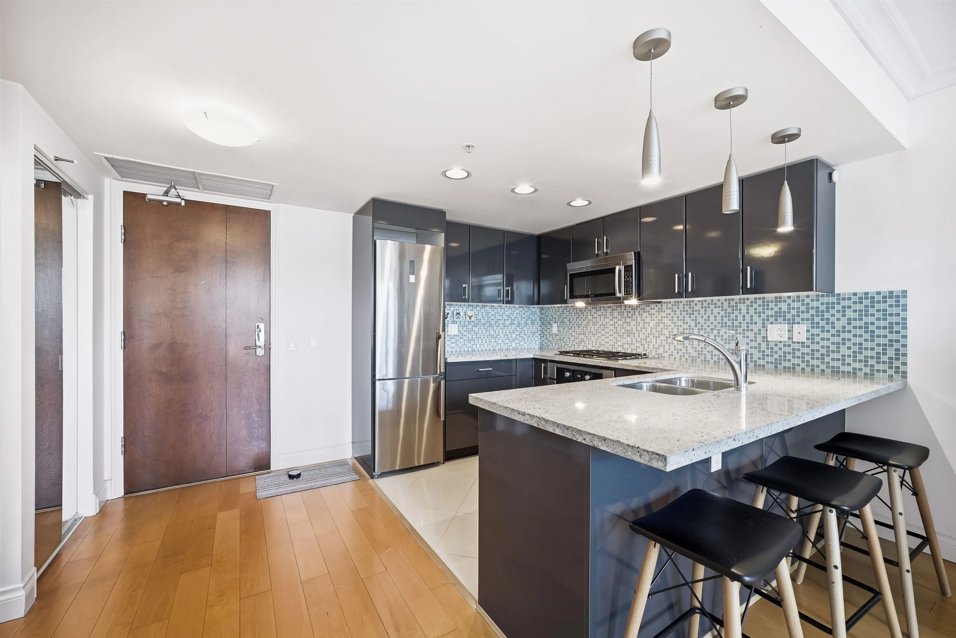 708 133 E Esplanade